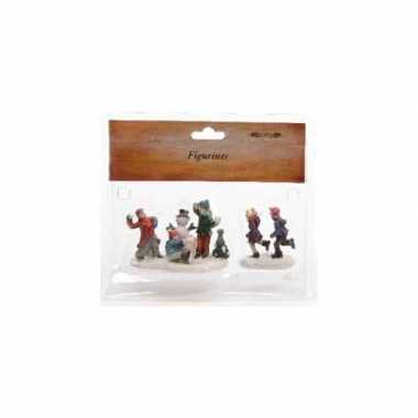 Kerstdorp figuurtjes sneeuwbal gooien 1