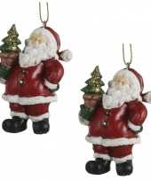 2x kersthangers kerstman beeldjes met kerstboom in zijn hand 8 cm