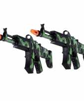 2x stuks kinder speelgoed verkleedwapens machinegeweren soldaten leger met geluid 50 cm