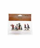 Kerstdorp figuurtjes sneeuwbal gooien 1