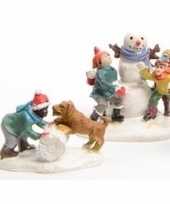 Kerstdorp figuurtjes sneeuwbal gooien 2