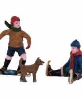 Kerstdorp jongens met hond op ijs elfstedentocht