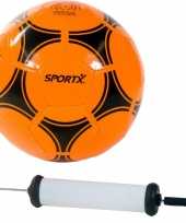Oranje speelgoed voetbal 21 cm maat 5 met pomp