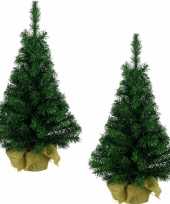 Set van 2x stuks volle kerstbomen in jute zak 60 cm kunstbomen