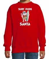 Surf dude santa fun kerstsweater outfit rood voor kinderen